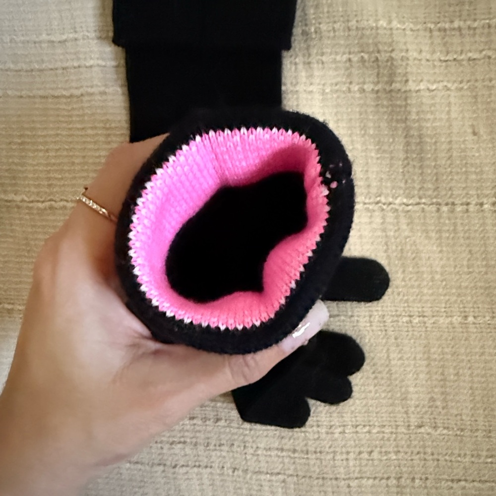 Louis Vuitton Black and Pink “3D” Monogram Beanie and matching Gloves - Picture 6 of 8
